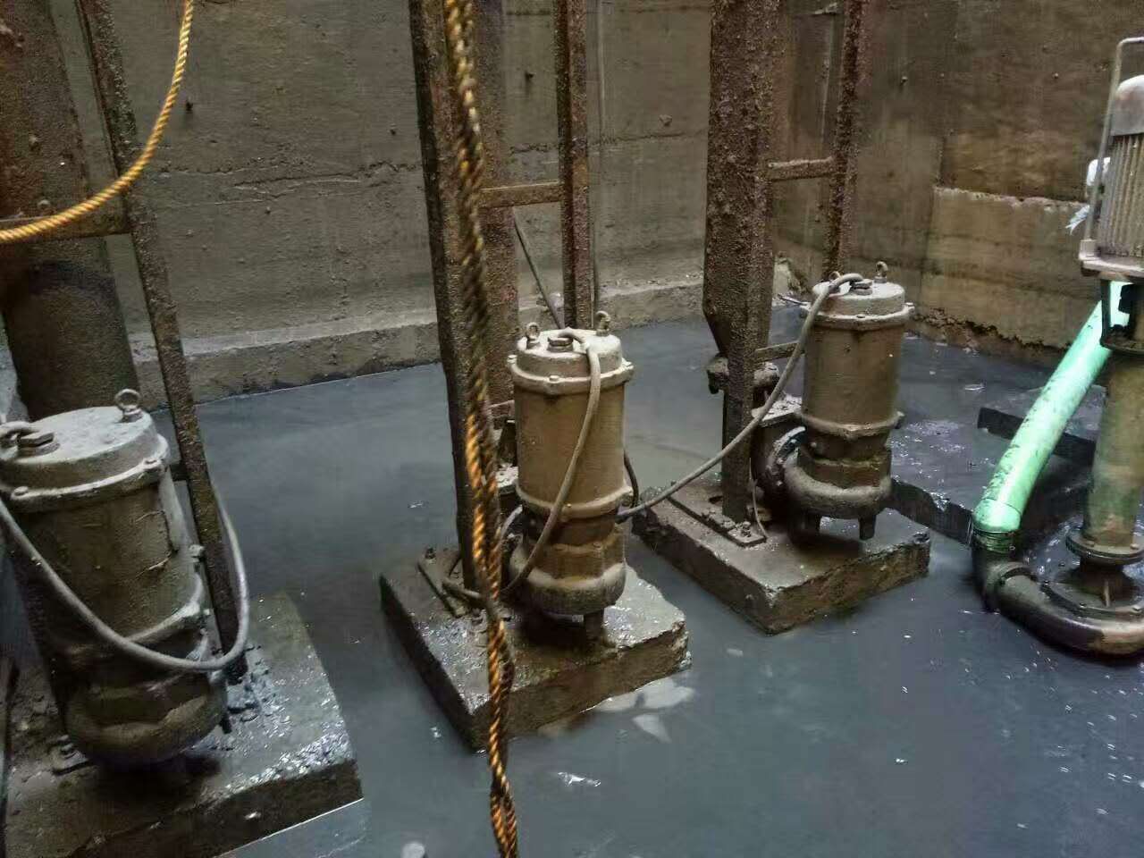 彝良污水池清理